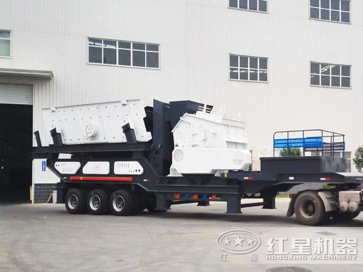 反擊破移動(dòng)破碎機(jī)、二段破碎粒度均勻，產(chǎn)量高