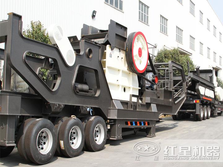 鄂破移動(dòng)破碎機(jī)，為粗碎而生，破碎比大，使用壽命長(zhǎng)