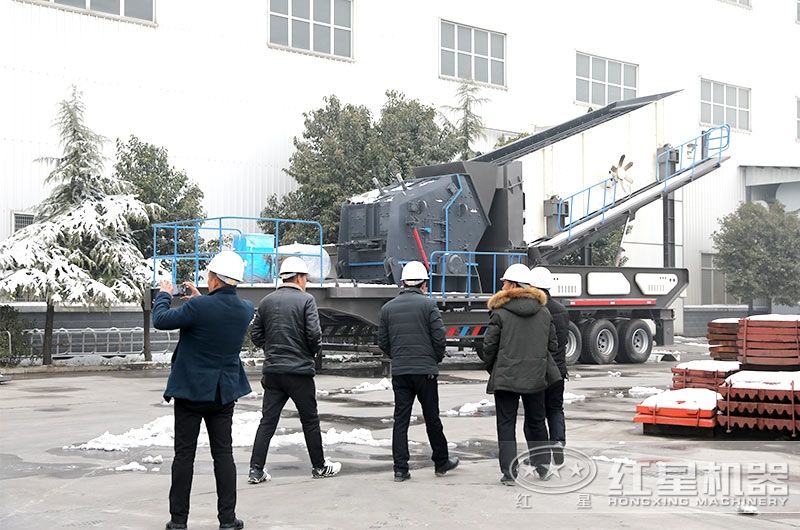 車載流動碎石機廠家價格實惠，客戶現(xiàn)場參觀