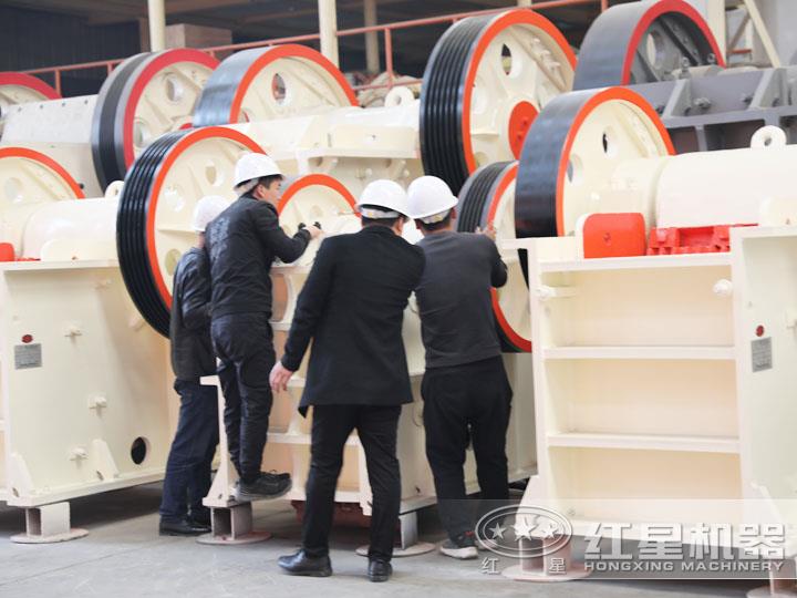 用戶到場參觀鄂式碎石頭機，查看細節(jié)