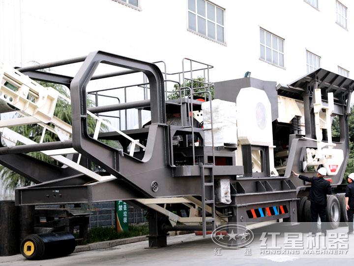輪胎移動(dòng)破碎站配鄂式破碎機(jī)，時(shí)產(chǎn)50-500t/h