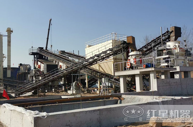 花崗巖破碎生產(chǎn)線(xiàn)搭建中